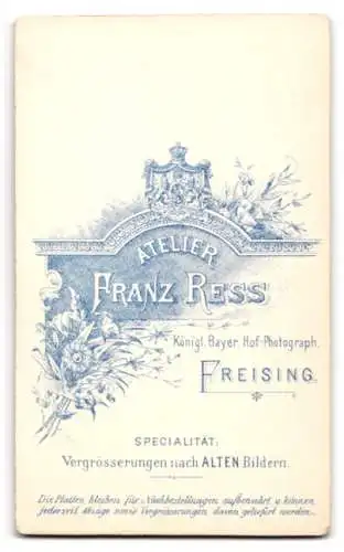 Fotografie Franz Ress, Freising, Portrait eines eleganten Herren mit Schnurrbart