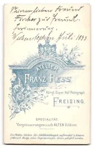 Fotografie Franz Ress, Freising, Porträt eines Mannes mit Brille und Fliege