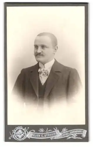 Fotografie C. Strauss, Cassel, Leipzigerstr. 15, Porträt eines eleganten Herrn