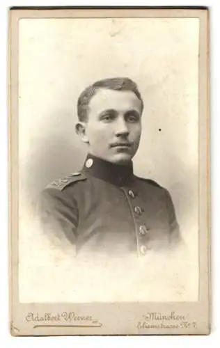 Fotografie Adalbert Werner, München, Elisenstrasse 7, Porträt eines jungen Soldaten in Uniform