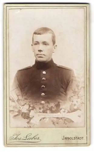 Fotografie Jos. Luber, Ingolstadt, Proviantgasse 878 1 /2, Portrait eines jungen Soldaten in Uniform