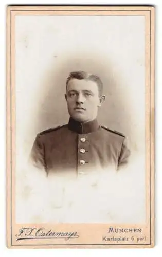 Fotografie F. X. Ostermayr, München, Karlsplatz 6, Portrait eines Soldaten in Uniform