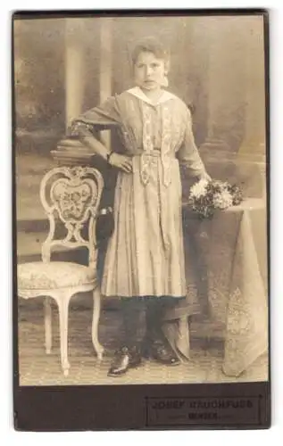 Fotografie Josef Rauchfuss, Bensen, Eine Junge Frau mit Blumenstrauss