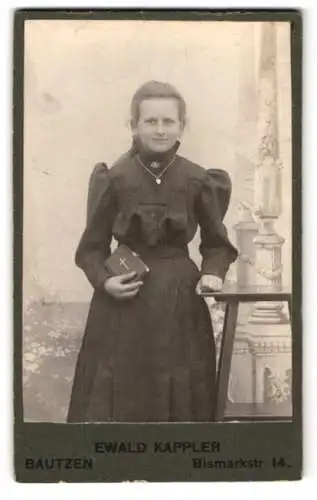 Fotografie Ewald Kappler, Bautzen, Bismarckstr. 14, Junge Frau mit Gebetbuch