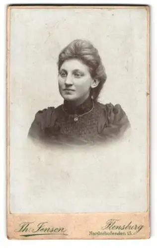 Fotografie Th. Jensen, Flensburg, Norderhofenden 15, Portrait einer Dame mit hohem Kragen