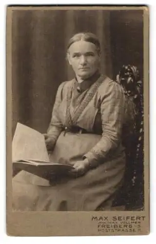 Fotografie Max Seifert, Freiberg i. S., Poststrasse 11, Frau mit offenem Buch