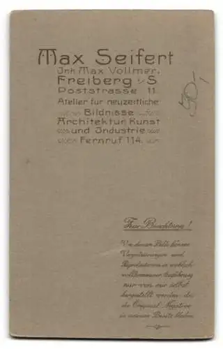 Fotografie Max Seifert, Freiberg i. S., Poststrasse 11, Frau mit offenem Buch