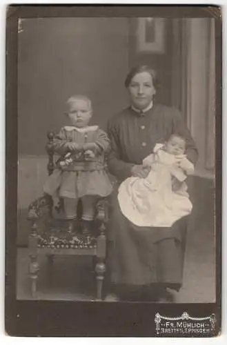 Fotografie Fr. Mühlich, Eppingen, Mutter mit zwei kleinen Kindern