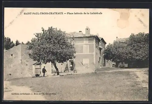 AK Saint-Paul-Trois-Châteaux, Place latérale de la Cathédrale