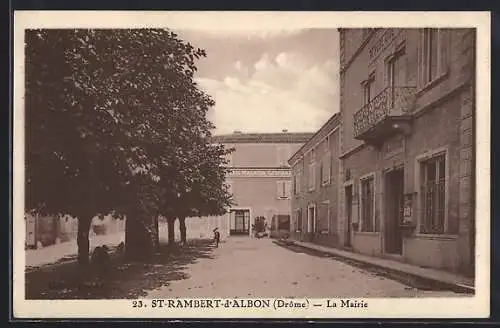 AK Saint-Rambert-d`Albon, La Mairie et la place arborée devant le bâtiment