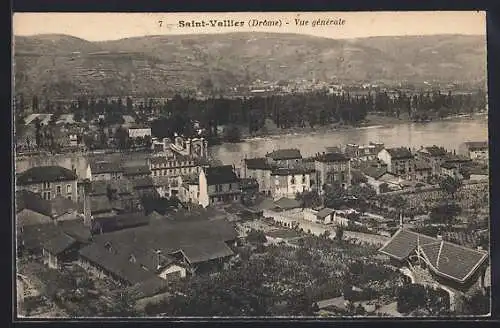 AK Saint-Vallier, Vue générale sur le village et la rivière avec collines en arrière-plan