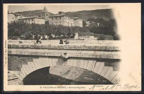 AK Saint-Vallier-sur-Rhône, Avenue Gagnière et vue sur le pont en pierre