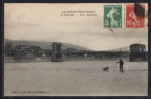 AK Saint-Vallier, Pont suspendu sur la Drôme avec un homme et son chien en avant-plan