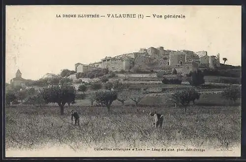 AK Valaurie, Vue générale du village fortifié et des champs environnants