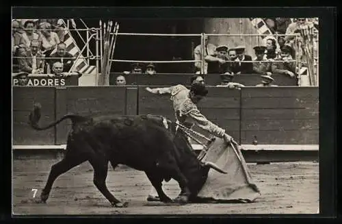 AK Corrida de Toros, Un pase de pecho