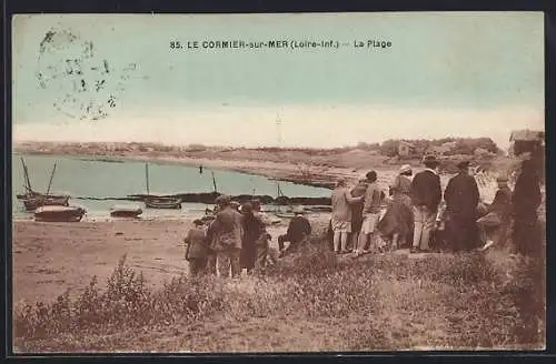 AK Le Cormier-sur-Mer, La Plage avec des personnes et des bateaux sur le rivage