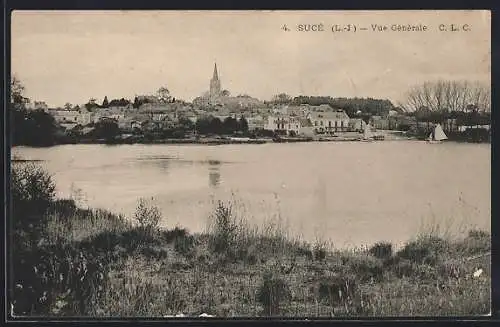 AK Sucé, Vue générale du village avec église et rivière