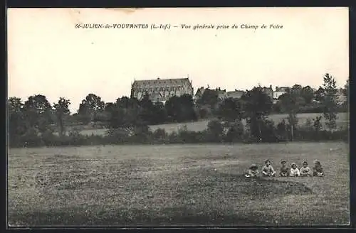 AK St-Julien-de-Vouvantes, Vue générale prise du Champ de Foire