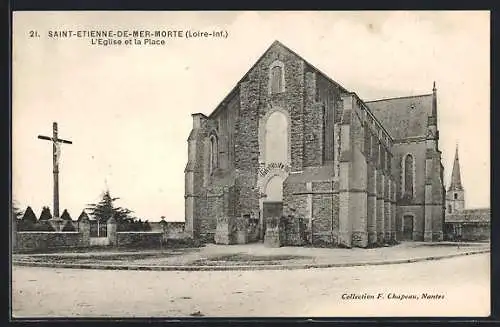 AK Saint-Etienne-de-Mer-Morte, L`Église et la Place