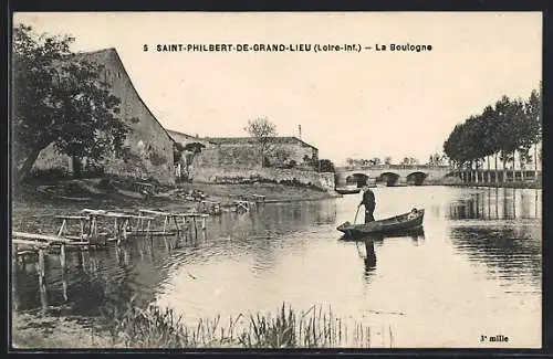 AK Saint-Philbert-de-Grand-Lieu, La Boulogne avec un pêcheur en barque et un pont en arrière-plan