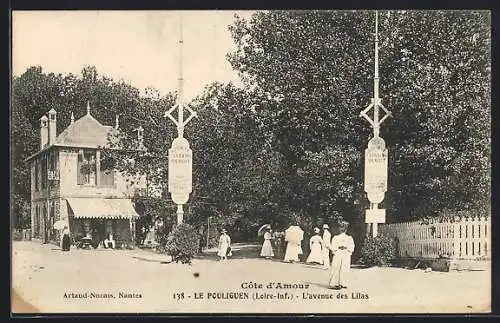 AK Le Pouliguen, L`avenue des Lilas et passants en promenade