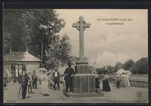 AK Le Pouliguen, La promenade avec croix monumentale et promeneurs