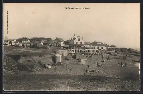 AK Préfailles, La Plage avec vue sur les cabines de bain et les maisons en arrière-plan