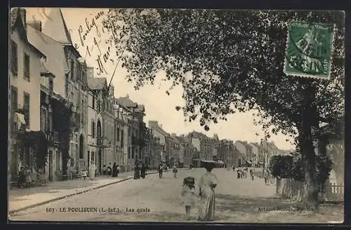 AK Le Pouliguen, Les quais animés avec passants et maisons