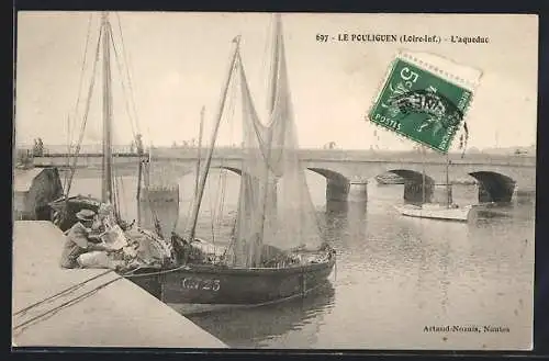 AK Le Pouliguen, L`aqueduc avec bateaux et pêcheurs au port