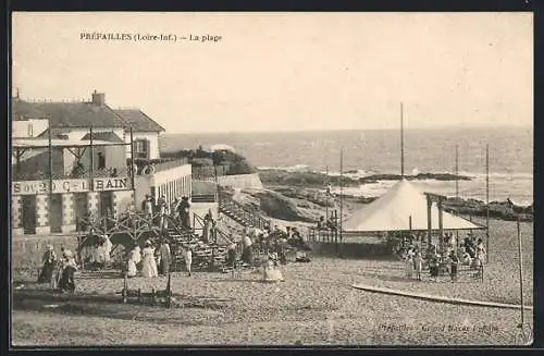 AK Préfailles, La plage avec bain et tente sur le sable