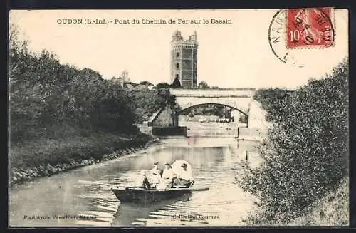 AK Oudon, Pont du Chemin de Fer sur le Bassin avec une barque sur l`eau