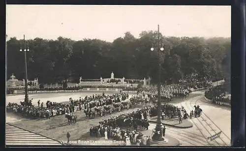 AK Berlin-Tiergarten, Einzug des Kaiserpaares vor dem Brandenburger Tor 1908
