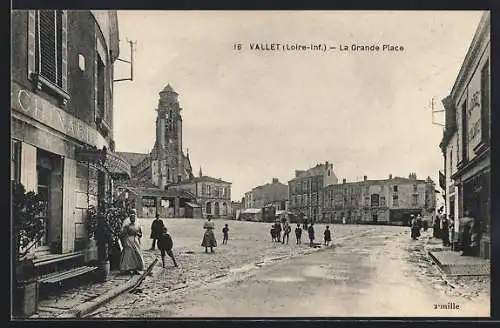 AK Vallet, La Grande Place avec des passants et l`église en arrière-plan