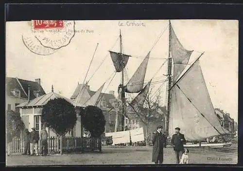 AK Honfleur, Grands voiliers au port avec des passants