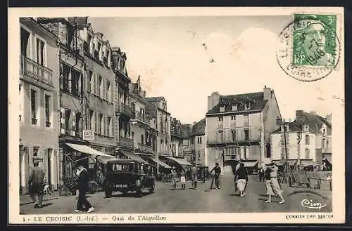 AK Le Croisic, Quai de l`Aiguillon avec voitures et passants