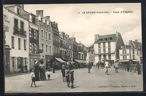 AK Le Croisic, Place d`Aiguillon animée avec passants et bâtiments historiques