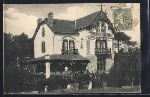 AK La Baule, Villa Notre Dame entourée d`arbres avec des personnes sur la terrasse et dans le jardin