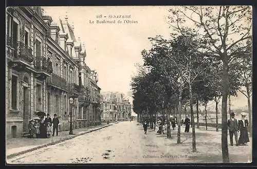 AK Saint-Nazaire, Le Boulevard de l`Océan avec des passants et des arbres alignés