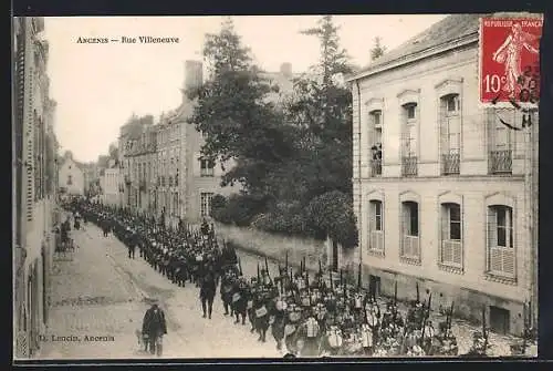 AK Ancenis, Rue Villeneuve avec défilé militaire