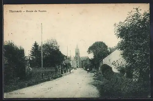 AK Thouaré, Route de Nantes et église en arrière-plan