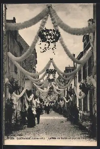 AK Guérande, La rue de Saillé un jour de fête décorée de guirlandes et de fleurs