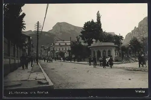 AK Vratza, Ortspartie mit Blick in die Berge