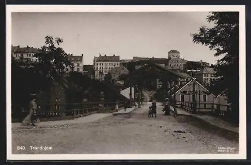 AK Trondhjem, Blick über eine Brücke in eine Strasse