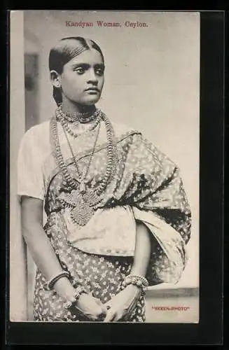 AK Sri Lanka, Kandyan Woman in beautiful clothes