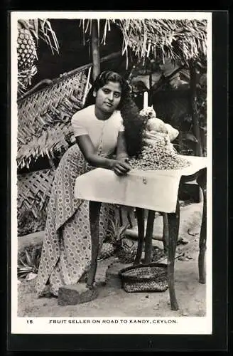 AK Ceylon, Fruit Seller on road to Kandy, Singhalesische Obstverkäuferin