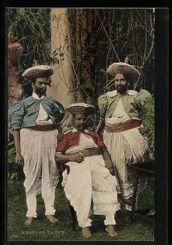 AK Sri Lanka, Kandyan Chiefs, Drei Herren mit Hüten in Tracht