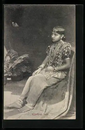 AK Sri Lanka, Kandyan lady, junge Frau mit Schmuck in Tracht