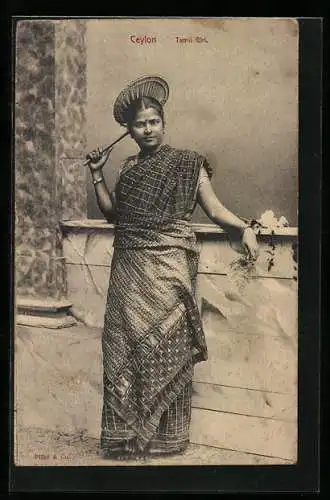 AK Sri Lanka, Ceylon, Tamil Girl, junge Frau in Tracht mit Fächer