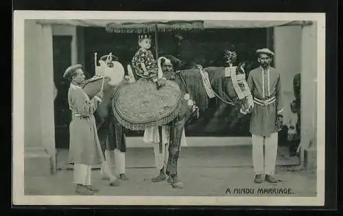 AK indische Hochzeit, kleiner Junge als Bräutigam auf geschmücktem Pferd