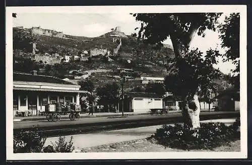 AK Le Teil, Vue des Ruines du Vieux Chateau et Intérieur de la Gare